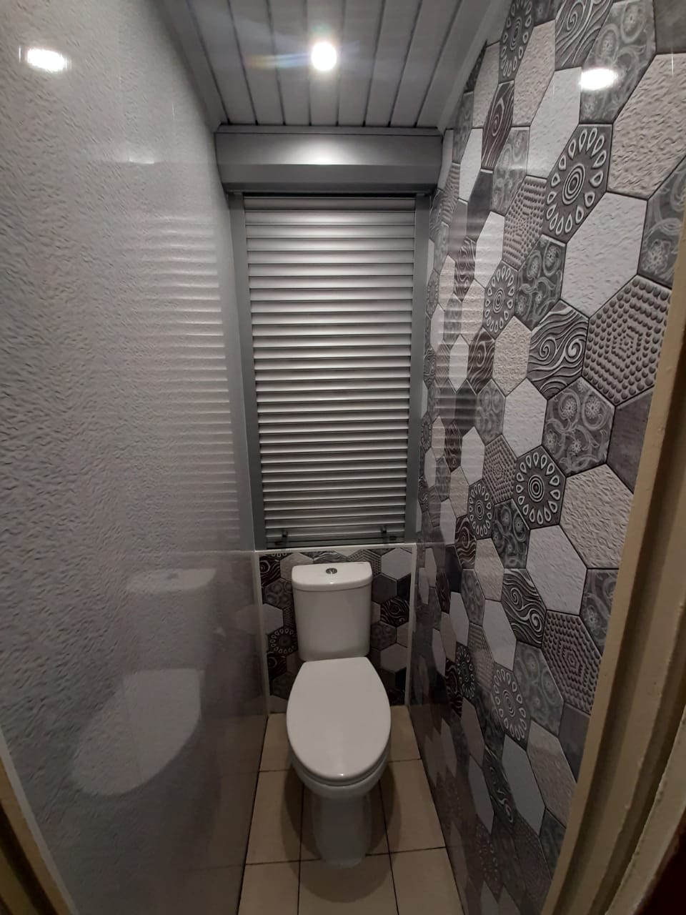 Ремонт в туалете панелями в серых тонах