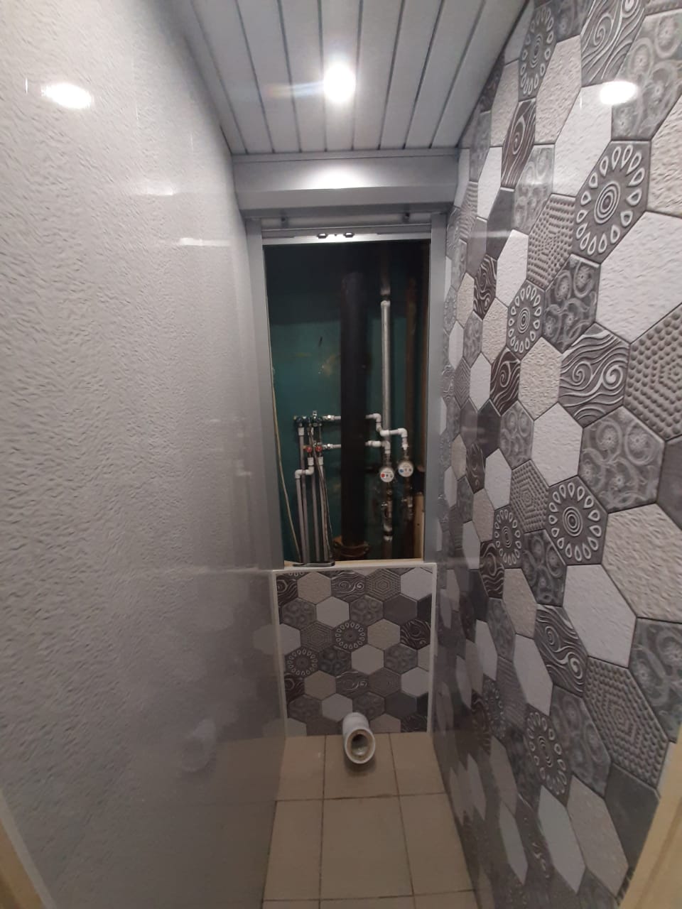 Ремонт в туалете панелями в серых тонах
